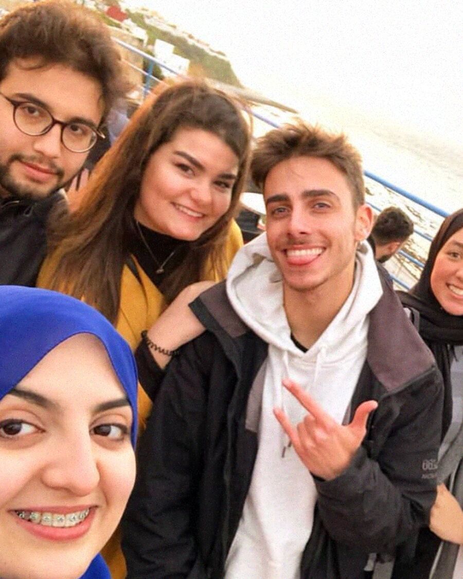 Un grupo de amigas y amigos de la comunidad haciéndose un selfi.