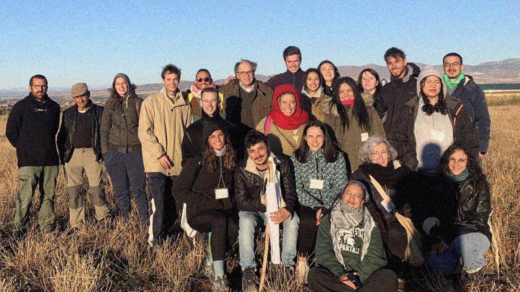 La comunidad reunida en Jérez del Marquesado, con Sierra Nevada al fondo.
